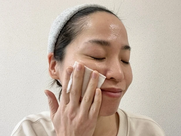 「オバジC リファインローション」を含ませたコットンで優しくふきとる