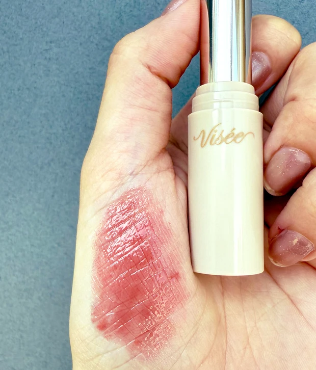 ポーチの中身　ヴィセ　エッセンスプランプバーム