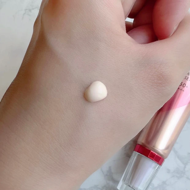 手 日焼け止め チューブ