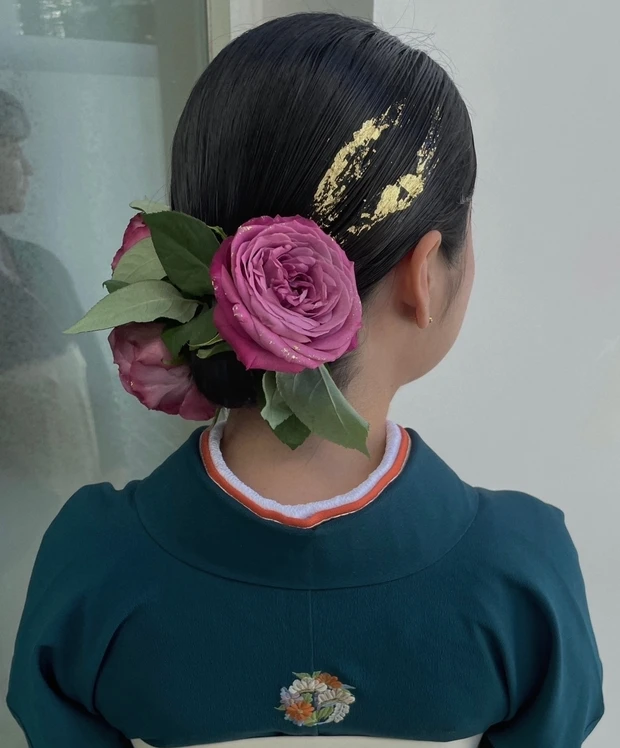 【着物に似合うヘアアレンジ】卒業式や入学式にもおすすめ! 「水引&金箔」「タイトな一本結び」「花モチーフ」のヘアアレンジ22選_4_3