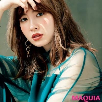 【小嶋陽菜さん(こじはる)のメイク】パーティーなら…トレンドのメタリックリップでドレスアップ_1