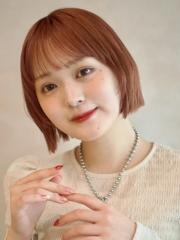 ヘアカタログ　ミニボブ　ボブヘア　伸ばしかけ　前髪あり　正面