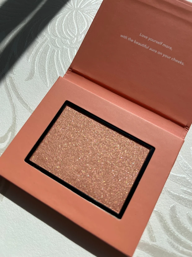 【肌に溶け込むメルティチーク】
パウダーという事を忘れるしっとり肌に溶け込む極上チーク!パール、艶、透明感、血色感どこをとっても◎_2