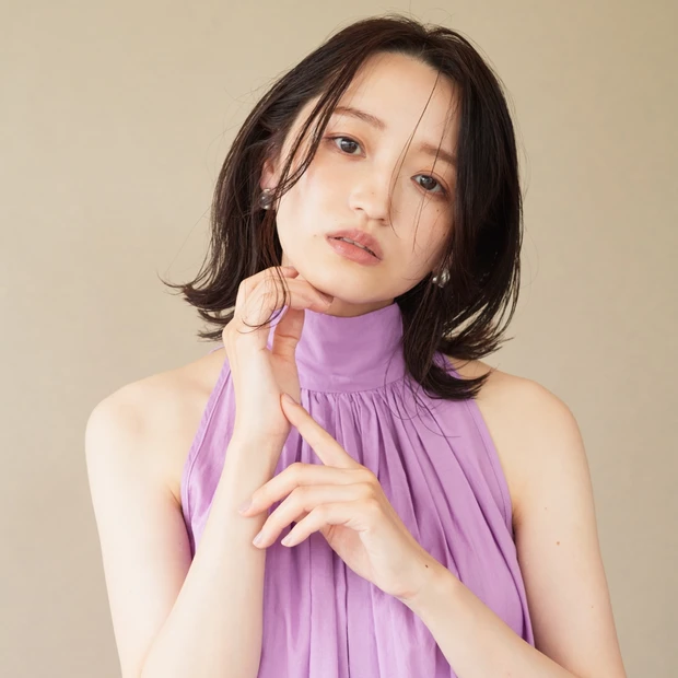 SNSで話題沸騰中の美容師・小西恭平さんが提案する、顔型×レングス別の似合わせ小顔ヘアスタイル＆アレンジ特集。5記事目は、ベース型×ボブヘアのスタイリングをご紹介。気になるエラ張りの部分をカバーしながら、小顔みせを実現＆大人の色っぽさを引き出してくれるテクニックは必見。上品なダウンヘアとプロの技がつまったまとめ髪は、オフィスなど、どんなシーンでも好感度UP間違いなし！ 新作ヘアスタイリング剤とともに早速チェック。