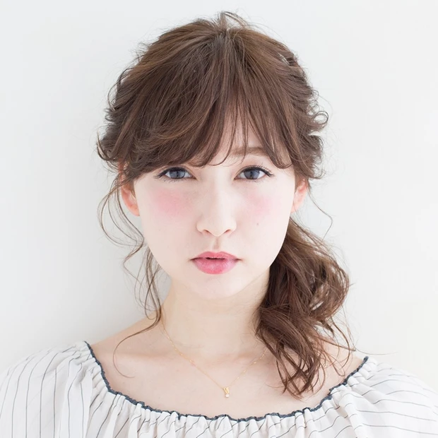 ねじりをきかせた上品アレンジ♪ こなれフェミニンなサイドポニー