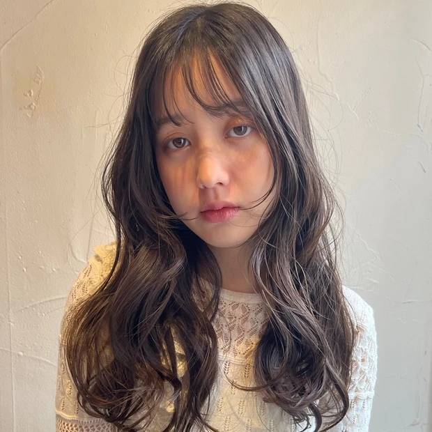 【小顔に見える】ツヤと透明感を両方取り！ レイヤー×グレージュの重軽ロングヘア
