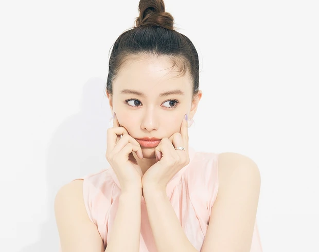 山本舞香さんが束感まつ毛と艶リップで韓国アイドル風にイメチェン！