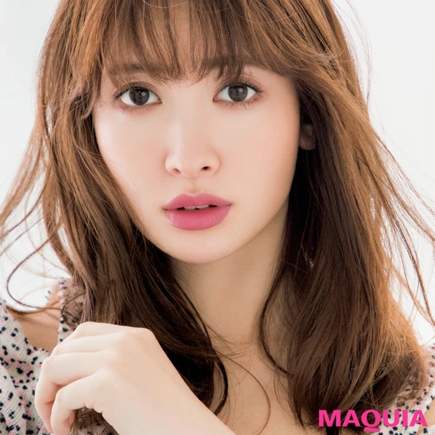 こじはるが春のトレンド顔を提案！ 「くすみピンクで、大人に映える春顔を楽…