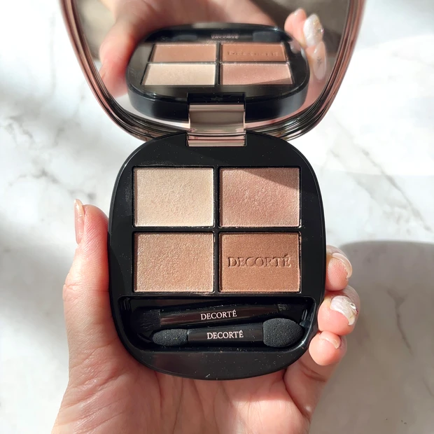 神崎恵が愛用するアイシャドウ「コスメデコルテ　スキンシャドウ デザイニング パレット　01 rosy brown」をレビュー