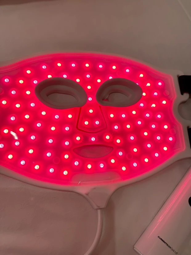 私の顔、見てびっくりしないでね！(宅急便には出られない）自宅で10分！最先端LED美容　CurrentBodySkin（カレントボディースキン）LED 4イン1マスク　_4_2