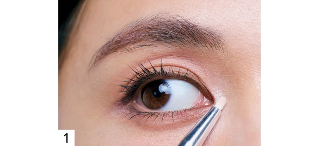 くすみをカバーするハイライトの入れ方 ステップ1 シルバーラメを目頭にのせる