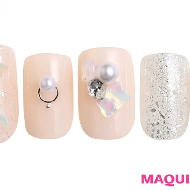 涼しげなホワイトの「シェルネイル」は、クラッシュラメでもっとひんやり！