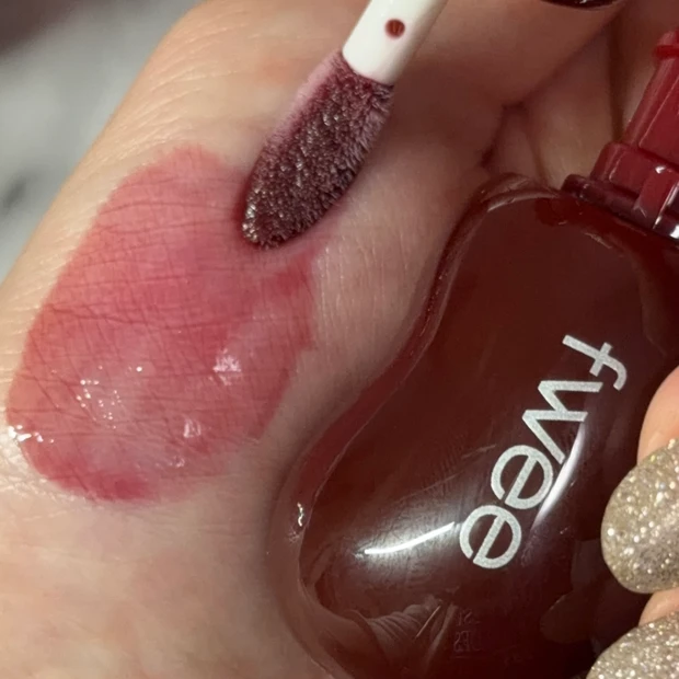 fwee(フィー) 3Dボリューミンググロス チェリーコーラ 70% スウォッチ