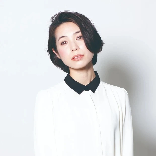 RITZの髪型・ヘアスタイルまとめ_30代・40代におすすめのアシメ前髪が艶っぽい黒髪ワンカールボブ