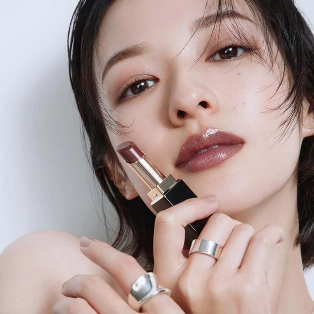 多幸感にみちた色彩と煌めきを。SUQQU、唇を“グレイズ”する新リップ誕…