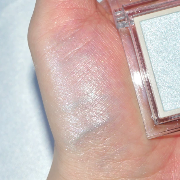 ブルーラメ ブルーコスメ ハイライト 透明感コスメ ブルーパール laka