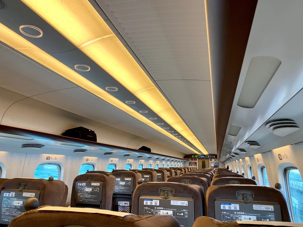 鉄道ファンにも注目を浴びるコスメアイテム。裏の文字を読んでほしい。東海道新幹線の車両の再生アルミがスパチュラ（数量限定）に......
_1_2