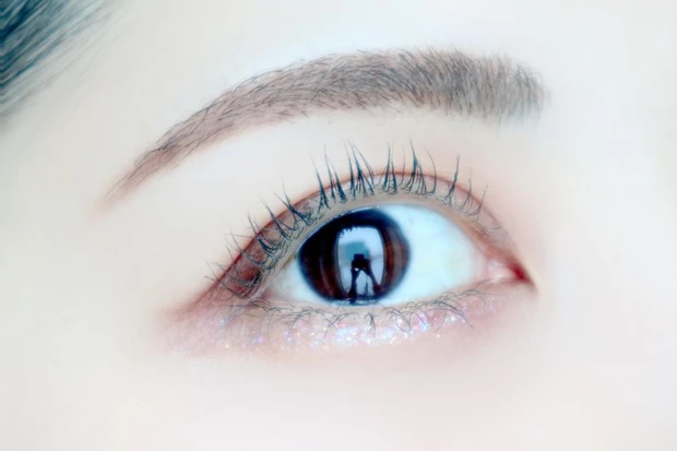 グリッターを下まぶたに塗る