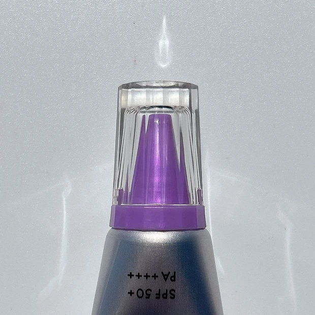 太陽光に当てたときの「D-UVシールド トーンアップ」のキャップ