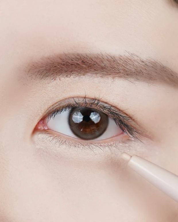 アイメイクの手順１