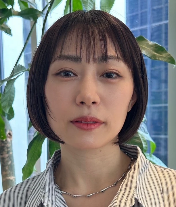 40代　髪型　ボブ　小顔見えボブ　前髪あり　正面