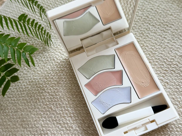 肌悩み解消も顔の立体感もこの1品で！ 雪肌精のとろけるようなコンシーラーパレット【マキアエディターズの「オッス！推しコス」】