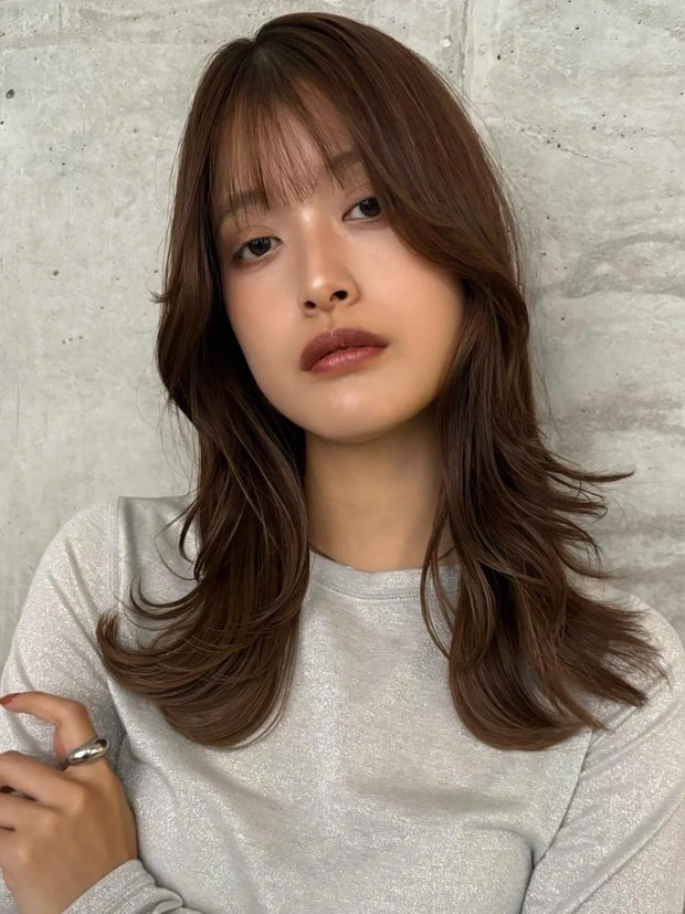  【春におすすめの髪型】セミロング・ロングヘア10選.  外ハネワンカールで垢抜ける！レイヤーセミロング