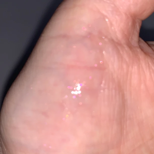 キャンメイク トゥインクルジュエリープランパー 01 ライトを当てた時のパールの輝き