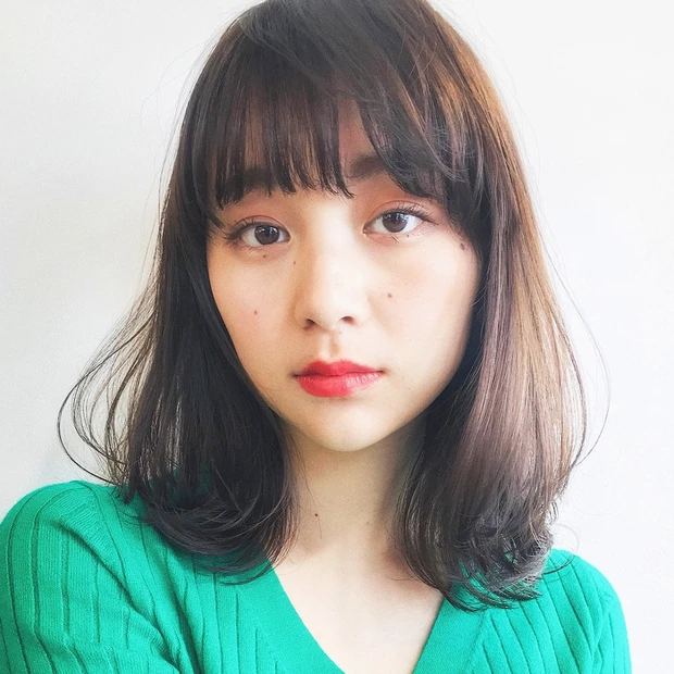 軽やかカールでデコルテをキレイに見せる、春っぽレイヤーミディ