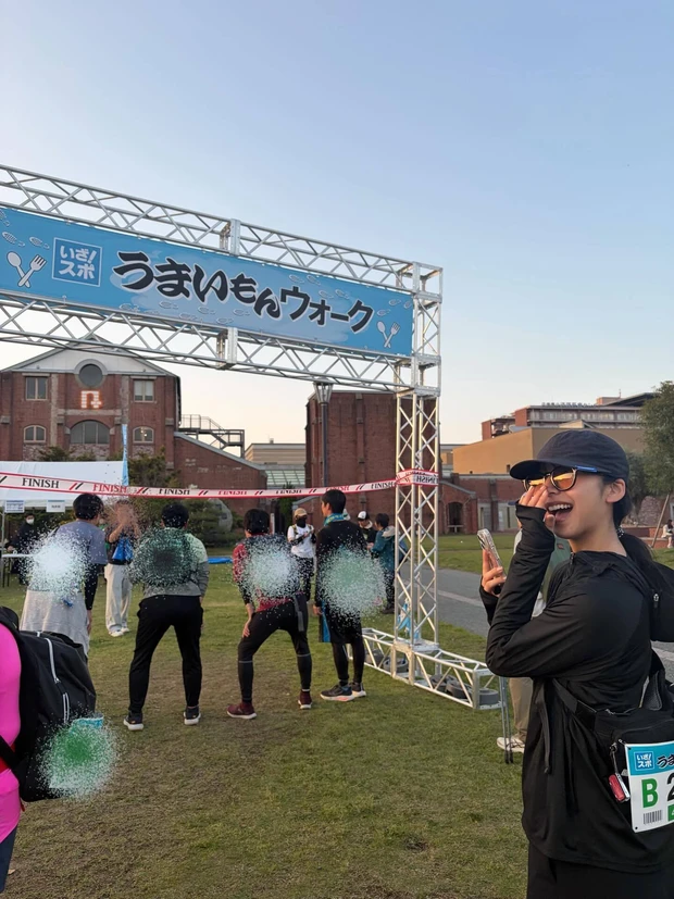 山之内すずさん 淡路島うまいもんウォークに参加している様子