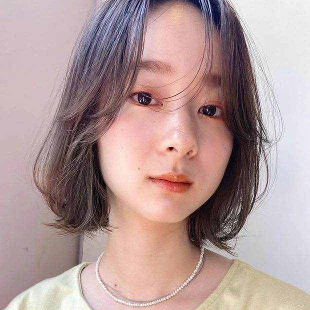 忙しいマキア読者には、簡単セットでお洒落に決まるボブヘアスタイルを提案。パーマをかけておけば、動きも毛流れも簡単に再現できちゃいます。このボブヘアにすれば、面倒なスタイリングをしなくても、サロンで仕上げたような髪がすぐに完成！ ぜひ春夏のイメチェンヘアの参考にしてみて。