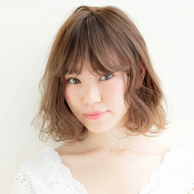 顔まわりのパーマで小顔効果アップ！ 首筋までキレイに見せるウェーブボブ