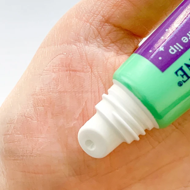 手のひらに塗ったメンソレータム リペワン。こっくり感はあるが重くない、なめらかなテクスチャー。