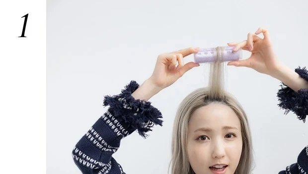 本田仁美さんのヘアアレンジ・前髪スタイリングのポイントは?_1. 32mmのマジックカーラーを2つ連結させ、テンションをかけながら前髪を内側に巻く。