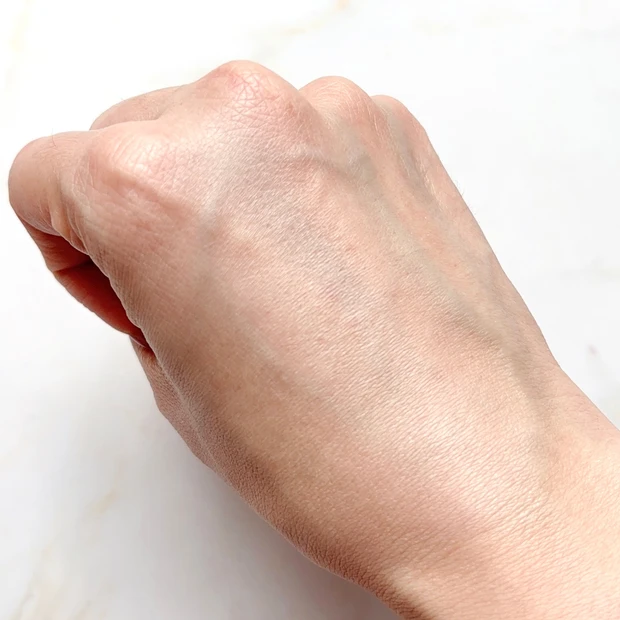 エクセル エクストラリッチ セラムインパウダー  EX03 シマーピンク  手の甲にスウォッチ