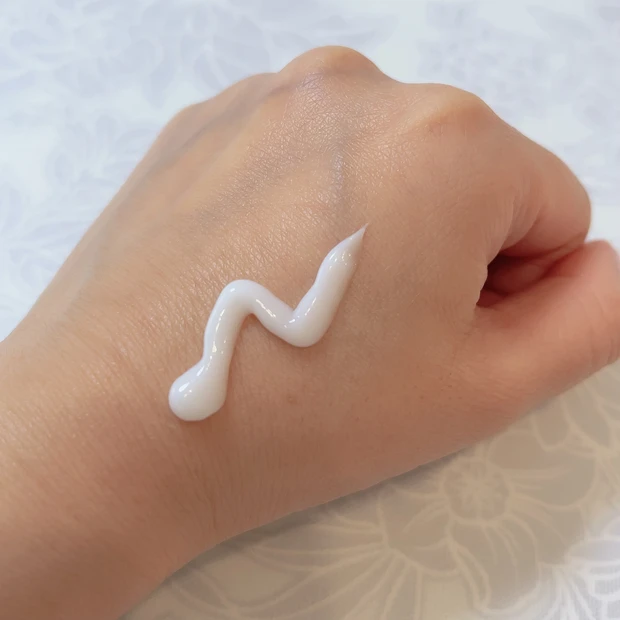 ブライトニング リペア ハンドセラムのテクスチャー①