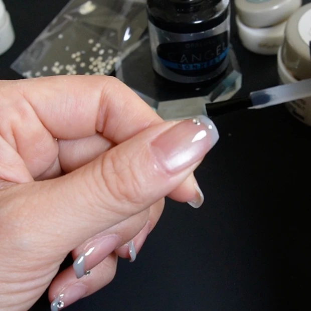 セルフで簡単!夏のネイルデザイン【マグネット×くすみブルー×100均ストーン】で涼しげうるうるネイル_11_2