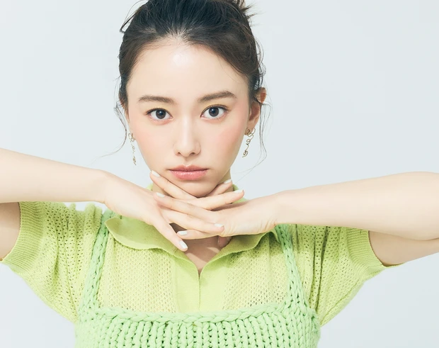 山本舞香さんがイエローアイ×ピンクチークのカラフルメイクに挑戦！