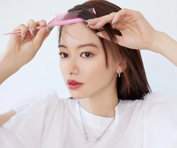 ヘアコームのおすすめの使い方 根元に向かって逆毛を立てる