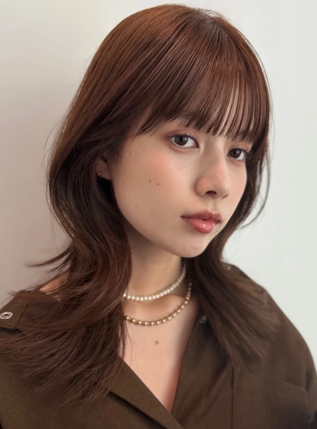 髪型　ミディアムレイヤー　ミディアムヘア　前髪あり　小顔ヘア　サイド