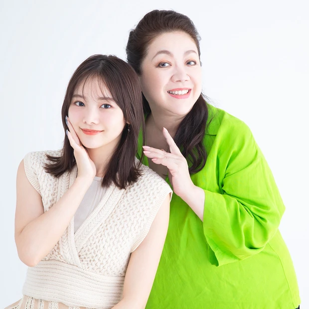 ちゃんと毛穴ケアはしているのに、いちご鼻のようなポツポツ黒ずみ毛穴や開き毛穴が気になる…。マスク生活もあって、毛穴にお悩みのマキアオンライン読者も多いはず。そこで今回は、元E-girlsで現在人気YouTuberである稲垣莉生さんが20代女子を代表して、美容家・野毛まゆりさんに真実の毛穴ケア講座を受講。もっとキレイにしたいのに、何がイケないの!? などといった毛穴ケアの「ハテナ」を徹底解剖。Q.毛穴ケアで最優先するべきステップは? Q.黒ずみ毛穴を増幅させてしまう習慣は? 野毛さん流の20代のコスメ選びのおすすめの基準など、ポジティブな毛穴ケアの基礎を一緒に学ぼう♪