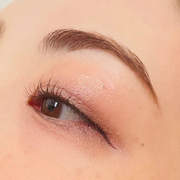 キングダムのリキッドアイライナー ブラウンブラックの使用イメージ