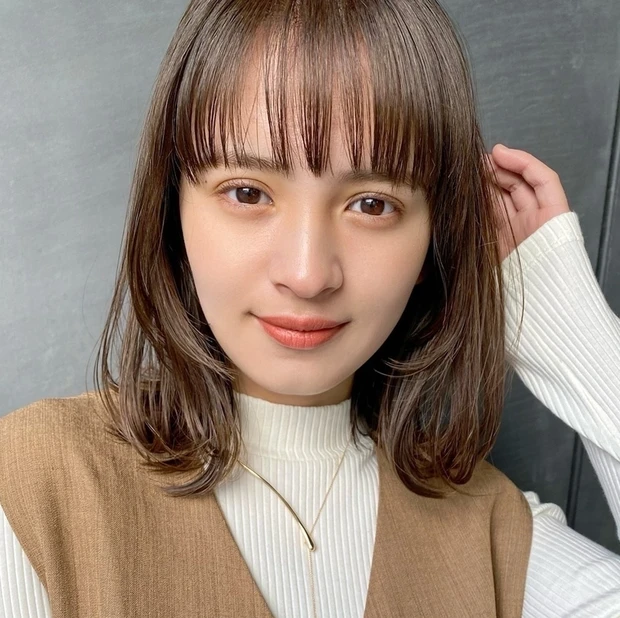 ミディアム　ヘア　髪型　ヘアスタイル　前髪あり　ヘアカラー