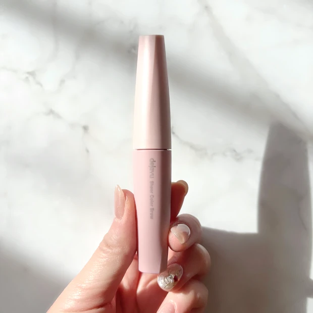 小田切ヒロが愛用する「ジャヴュ　シアーカラーブロウ　シアートープ」