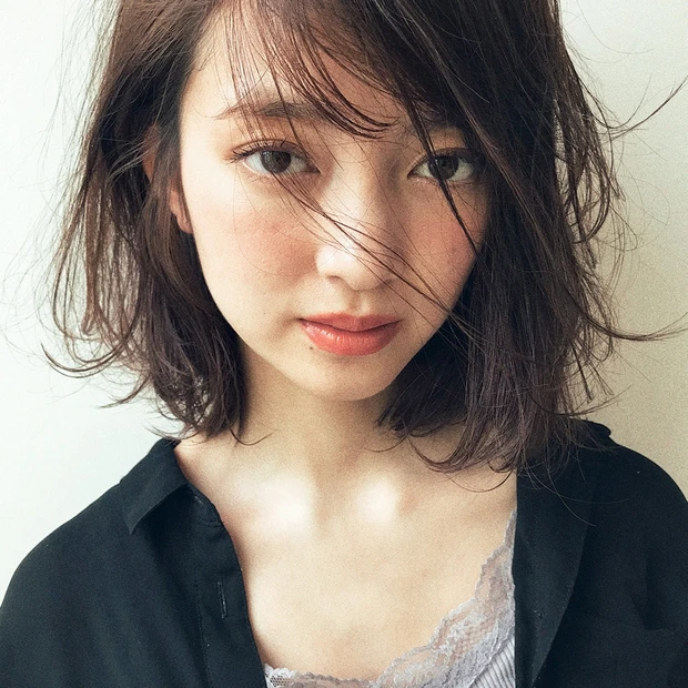 女度がたちまち引き上がる、サイドパート×暗髪のニュアンシーボブ