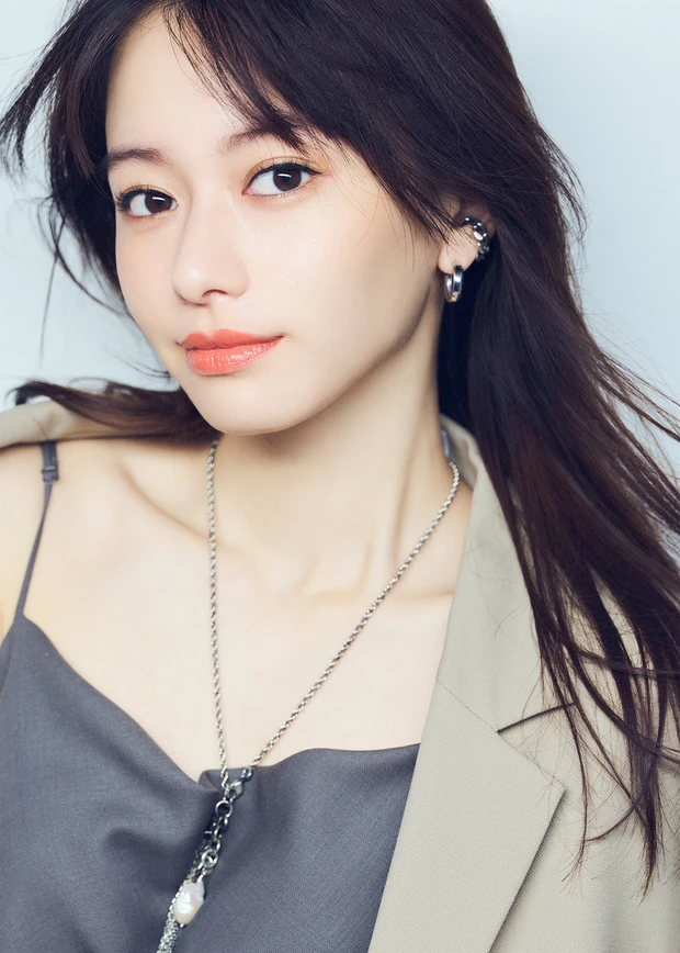 水晶玉子先生が指南！ 山本舞香さんが2024年、仕事運を向上させるメイクにトライ