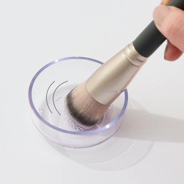 フェイスブラシの洗い方【専用クリーナーで洗う場合】 2. 小皿などにクレンザーを入れ、毛先と液を十分なじませて軽く振り洗い