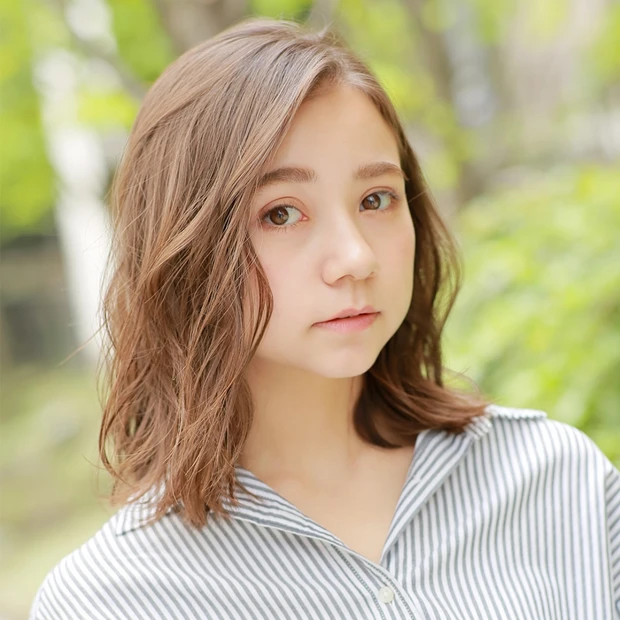 さりげないゆるやかウェーブで、しっとり美人なミディアムヘアが完成！