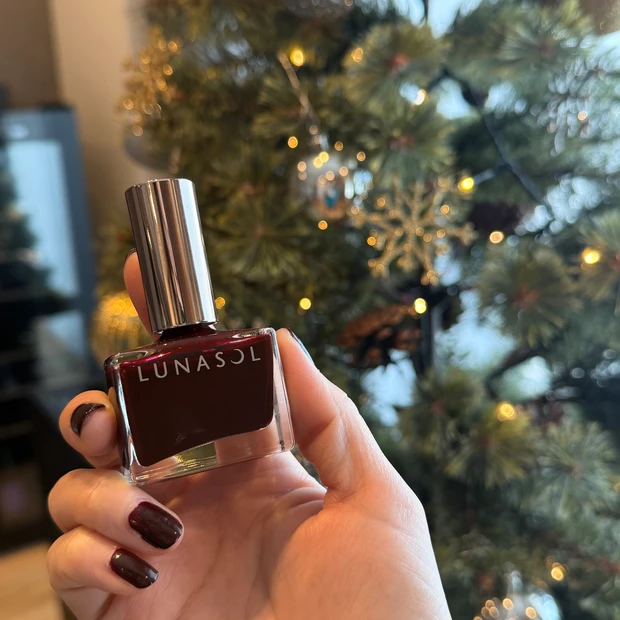 クリスマスはルナソルの深紅ネイルで、大人の品格ある手元に_3