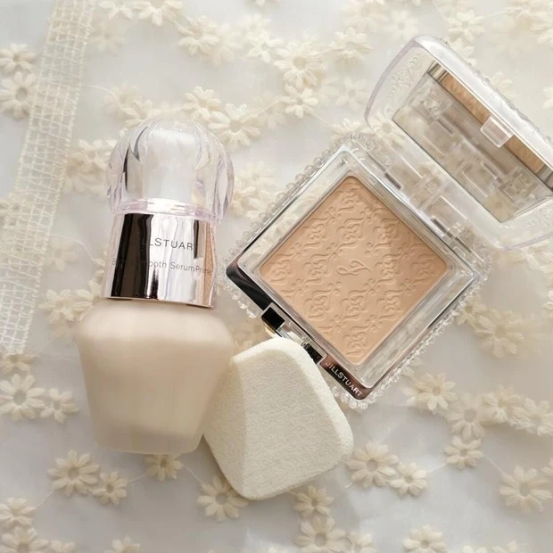 【3位】ジルスチュアートから新プライマー&ファンデーションが登場! 自然に毛穴をカバーして素肌感のあるセミツヤマット肌に